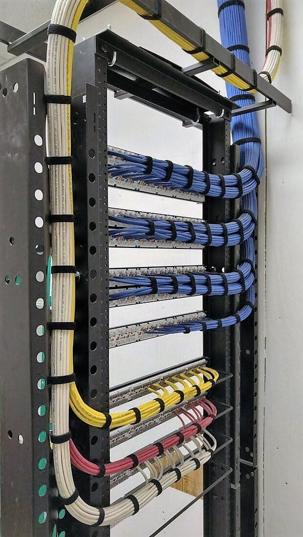 Идеальная укладка кабеля в серверной-03